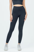 Load image into Gallery viewer, Motion Leggings 7/8 - Onyx
